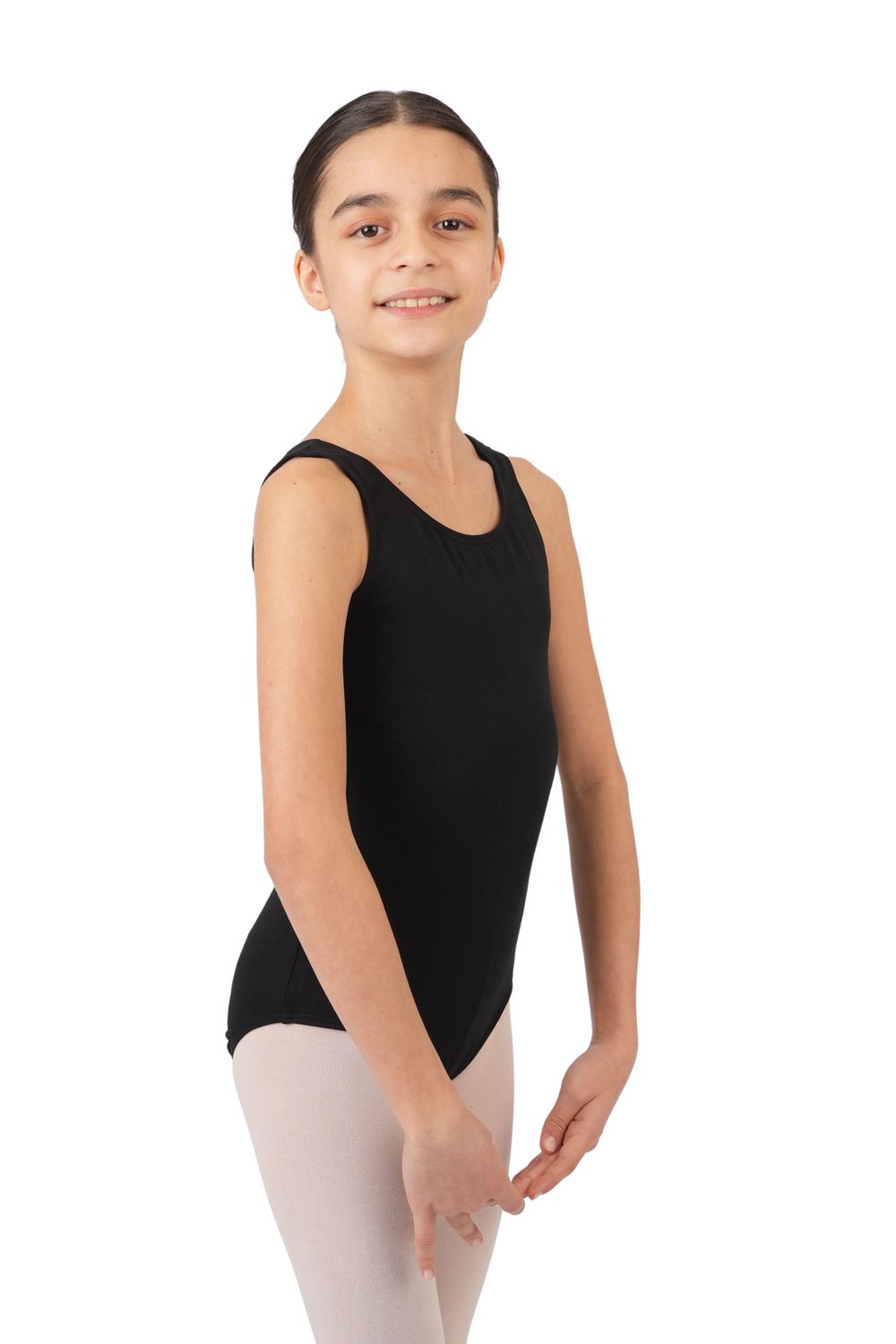 Junge Balletttänzerin in einem schwarzen ärmellosen Body R3101 von Rumpf und rosa Strumpfhosen, lächelt anmutig auf weißem Hintergrund.